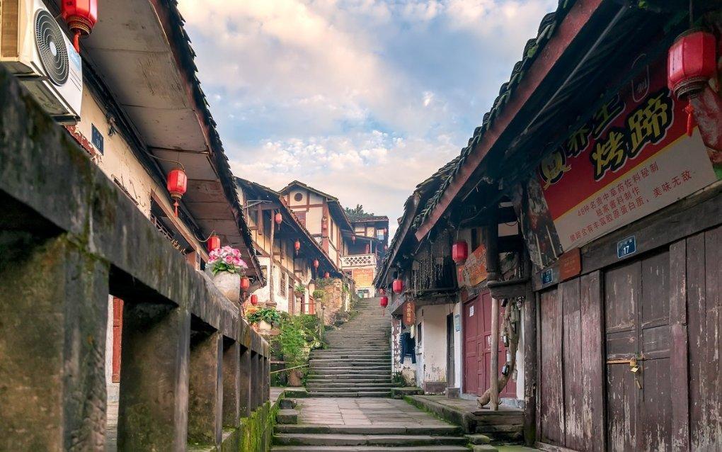 鹤壁示范公安:粗心家长忘接学生,暖心民警护送回家